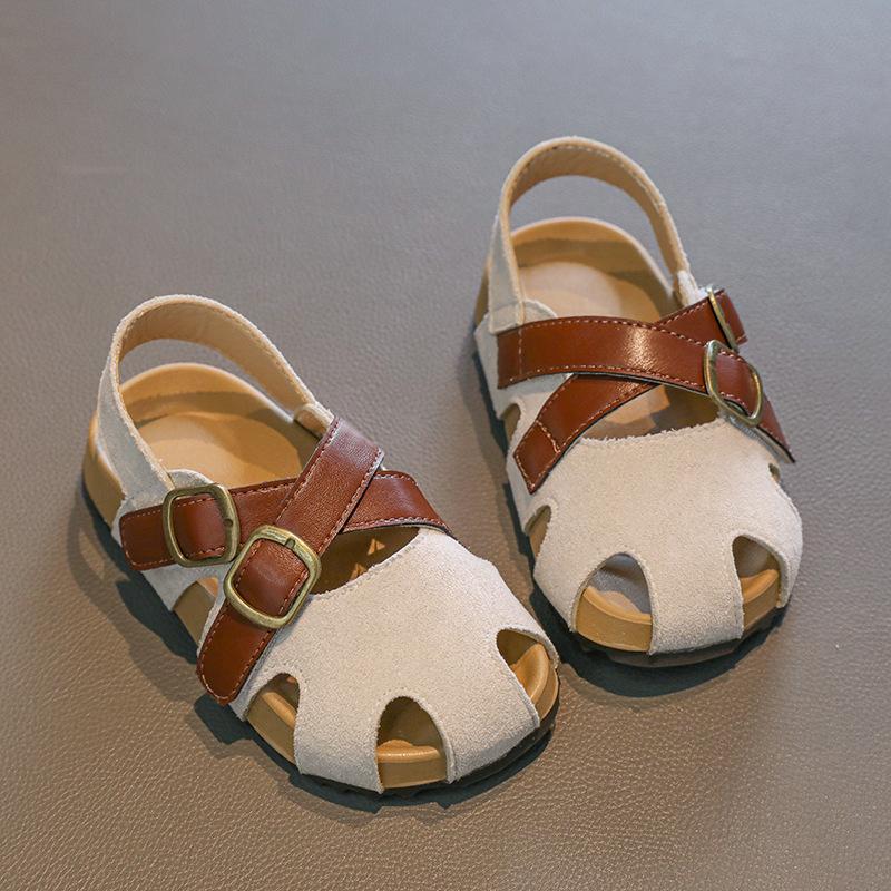 Летние корейские сандалии Birkenstock для девочек, закрытые с вырезами, с перекрестными ремешками, с мягкой подошвой, пляжные шлепанцы для малышей 23 бежевый MLionSs