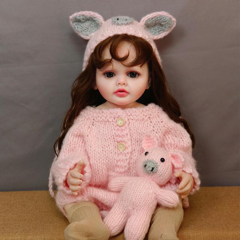 Реалистичные имплантированные вьющиеся волосы Reborn Baby Doll Girl Реалистичная 55 см Полностью виниловая кукла для моделирования тела Красота Розовая свинья Вязаная одежда Кукла Детская игрушка 22 Inch black ChildDream Toys Supplies