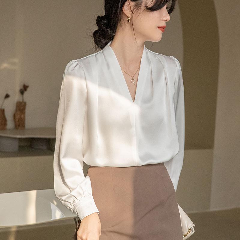 Атласная рубашка, женская драпированная рубашка с длинными рукавами и v-образным вырезом, универсальная блузка для пожилых людей с профессиональным темпераментом S белый Qiu Yi