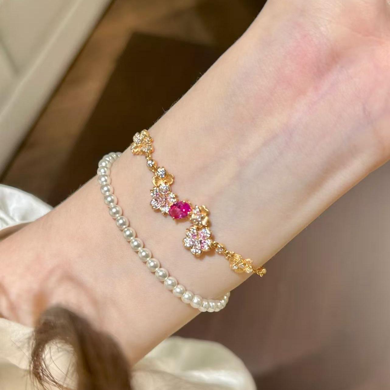 Medieval Vintage Light Luxury High-End Brushed Flower Bracelet Retro Flash Diamond Paraiba Telescopic Bracelet Women black Lily there