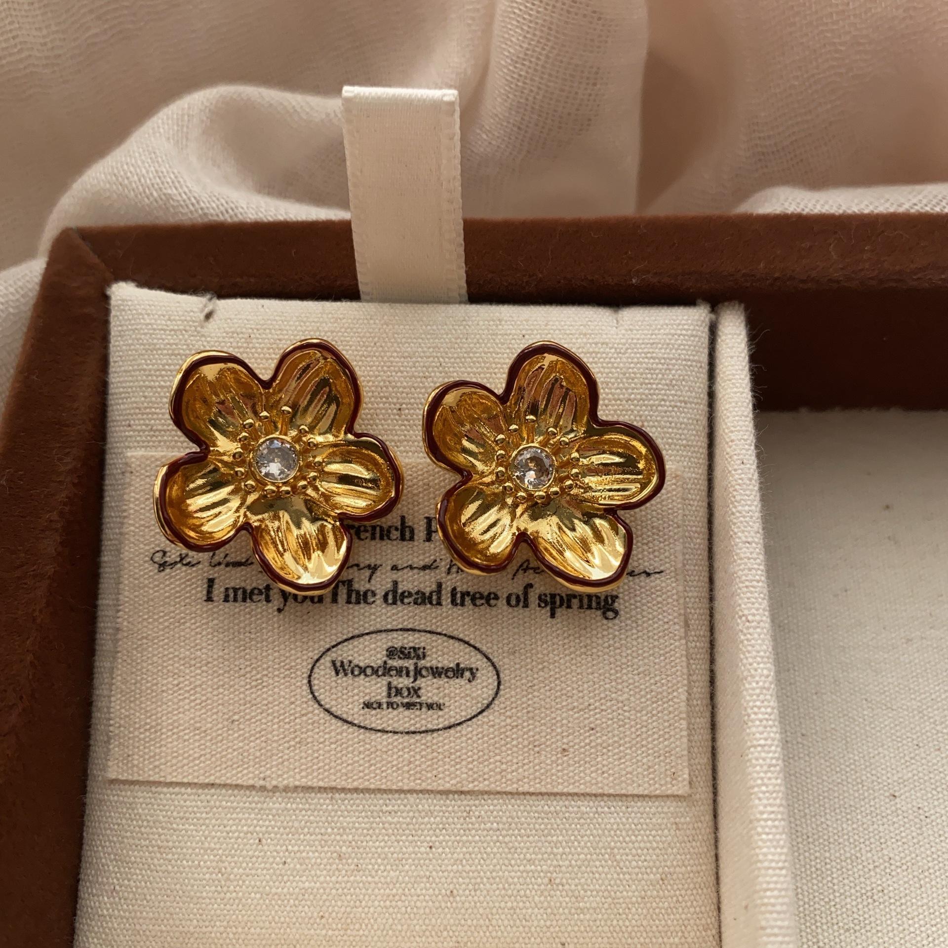 Retro Metal Three-Dimensional Flower Stud Earrings Light Luxury High-End Exquisite Fashion Versatile Simple Smart Elegant Earrings beige Pearl And Jewels