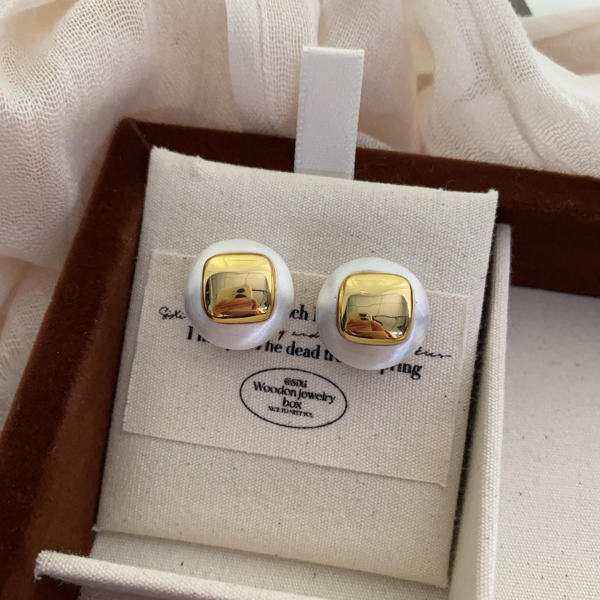 White Round, Simple And Generous, High-End Square Earrings, Minimalist And Versatile, Niche Design Temperament Stud Earrings gray QI Event
