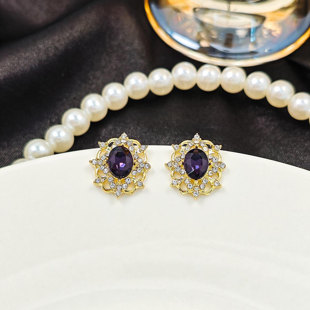 French Retro Court Style Geometric Oval Stud Earrings, Niche Simple And High-End Diamond-Encrusted Earrings For Women beige BaiJia Jewelry