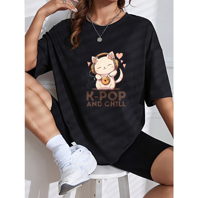 Милая кошка K-Pop и чилл Графическая футболка Белый мультяшный кот в наушниках и с принтом пончика Для повседневной носки и любителей музыки S чёрный WesBestop