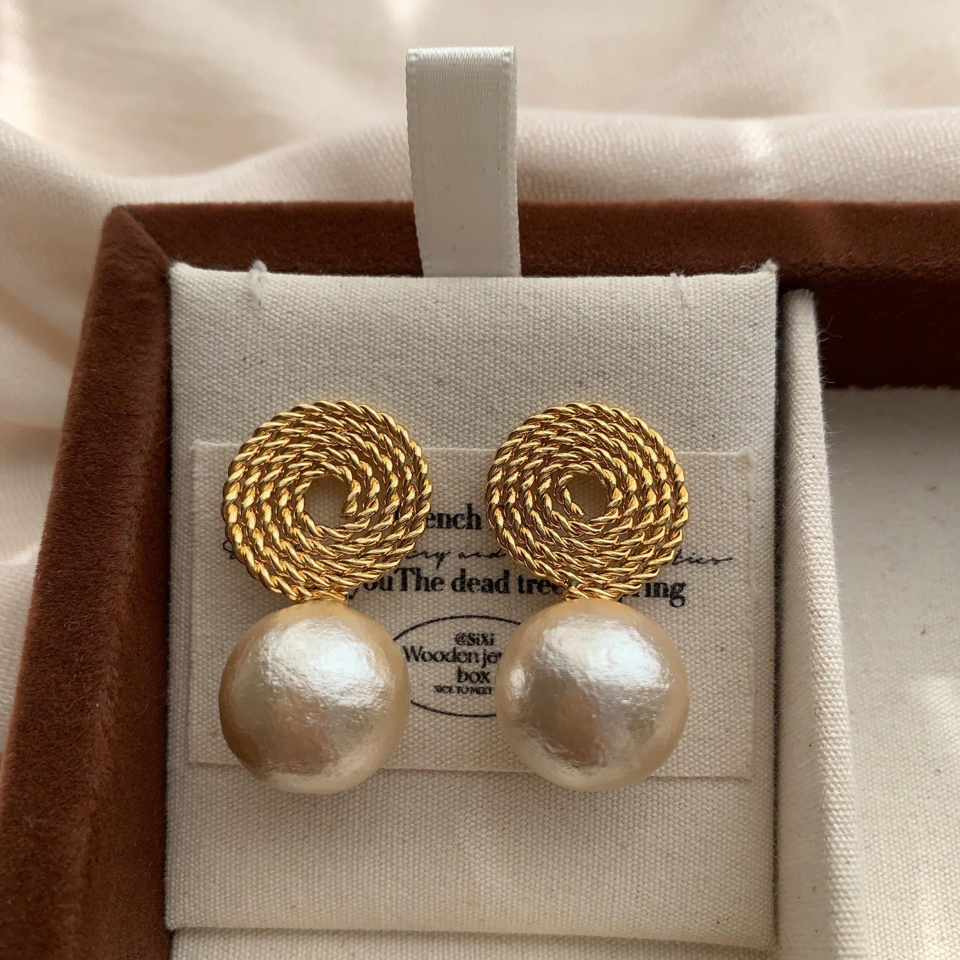 Gold Spiral Knot Texture Pearl Stud Earrings Retro Elegant Exquisite Three-Dimensional Niche Daily Commuting Earrings gray QI Event