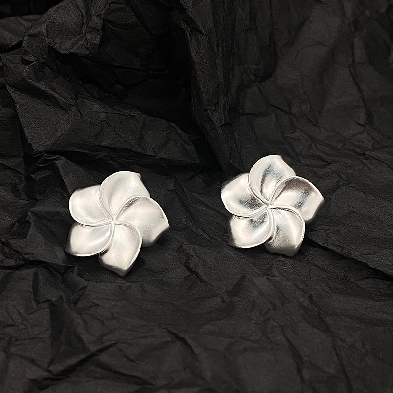Серьги Matte Flower, Серьги Frangipani, Элегантные серьги Niche Fresh black Original jewelry design