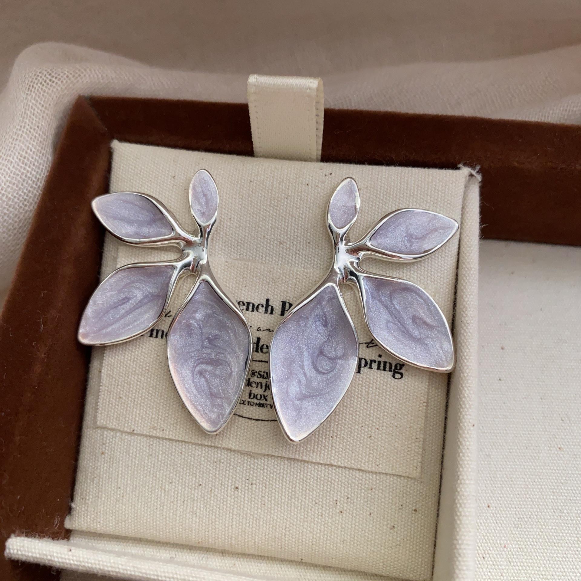 Simple Glossy Leaf Stud Earrings Retro Versatile Niche Premium Holiday Earrings gray QI Event
