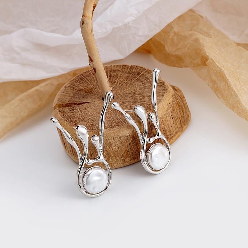 Женские серьги с нерегулярным жемчугом белый Autumn Jewelry