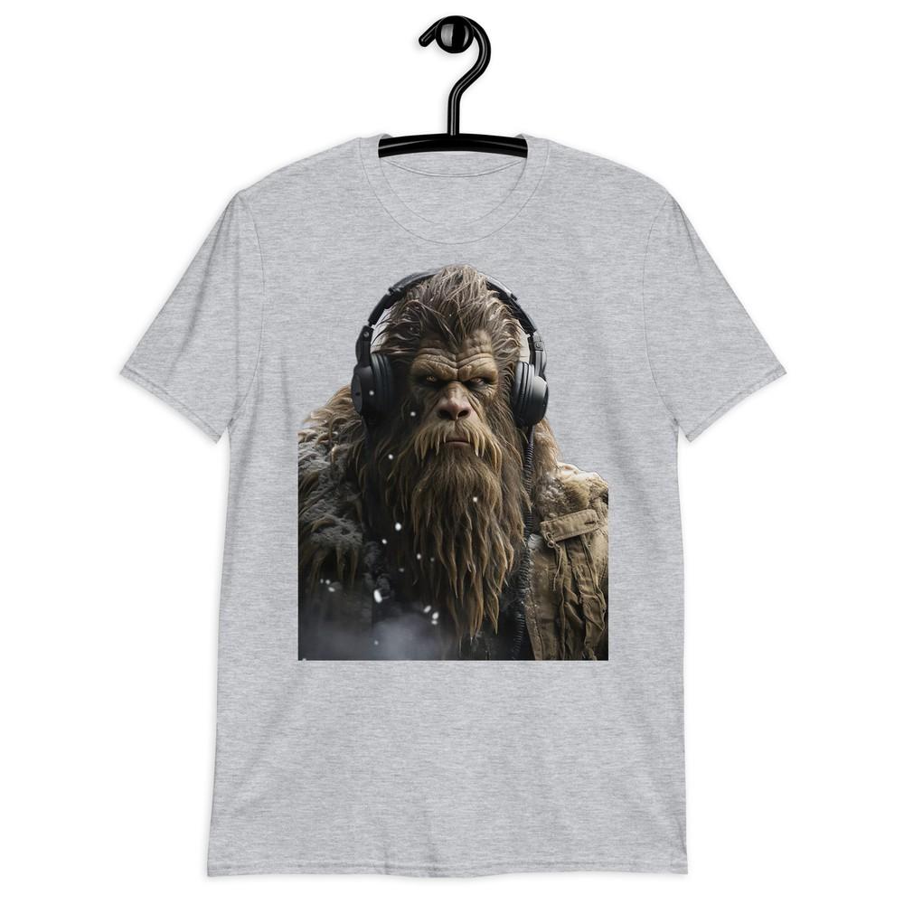 Футболка с принтом  Bigfoot Groove  - Мифическая Легенда в Наушниках Мужская Хлопковая Футболка L gray TeeHaven