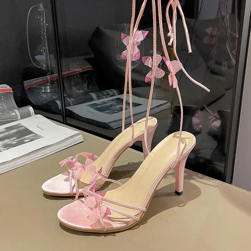 Розовые босоножки на каблуке Женские 2024 Украшение бабочка Zapatos De Mujer Туфли на высоком каблуке для женской обуви Сандалии с круглым носком Платья Шлепанцы 35 розовый Cosy Kitchen