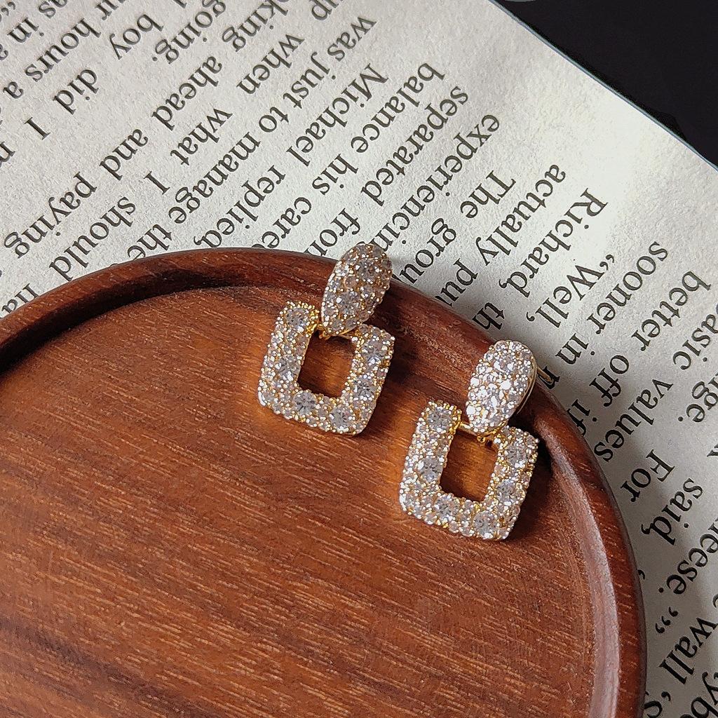 Супер вспышка микро-инкрустация циркон 925 серебряная игла покрытие 14K японские и корейские ins квадратные геометрические серьги, серьги гвоздики gray Green-Fashion home