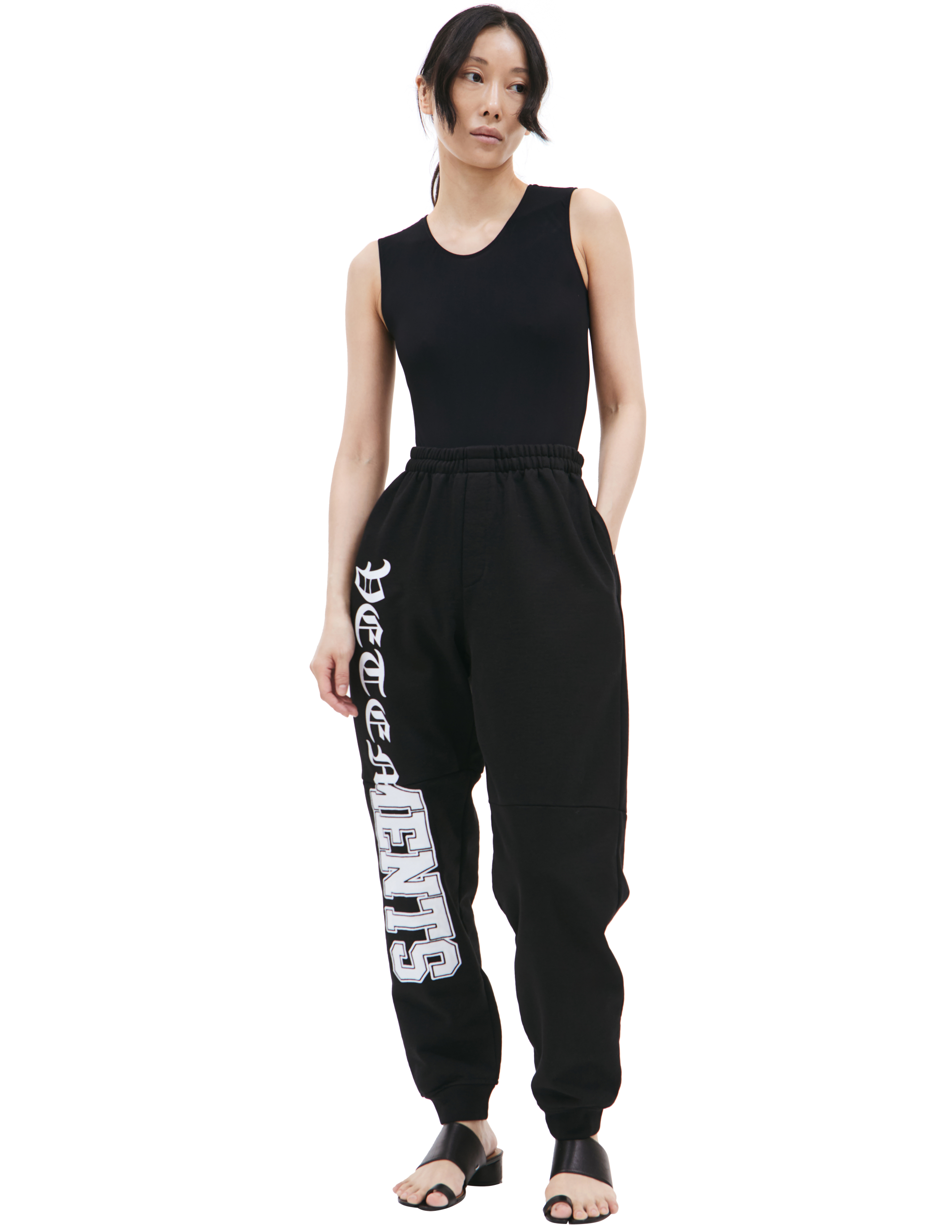 Брюки с готическим логотипом VETEMENTS ME51PA980X/1605