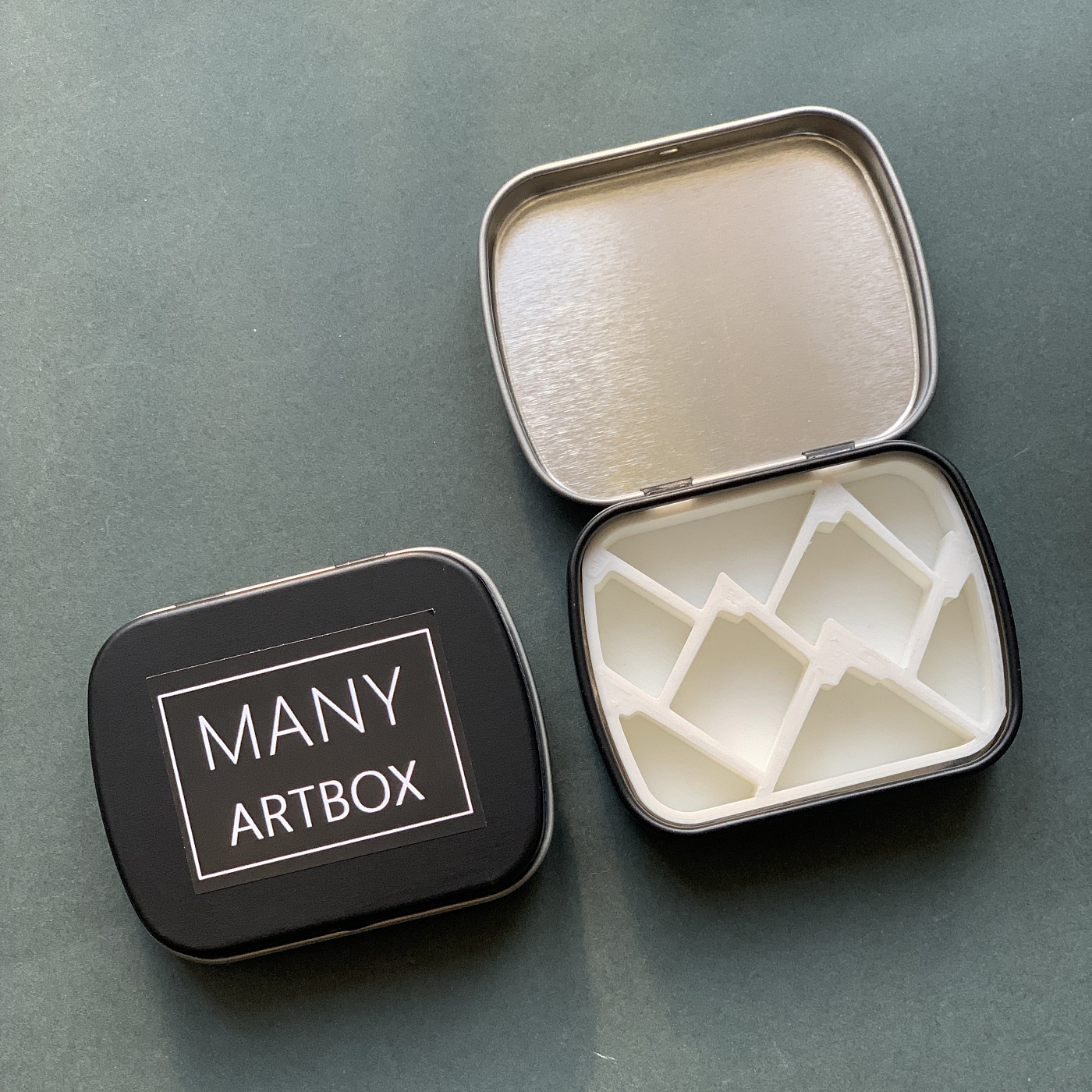 Палетка для красок "Горы" 6х5 см, цвет черный, пластик белый Many-artbox П-1101б