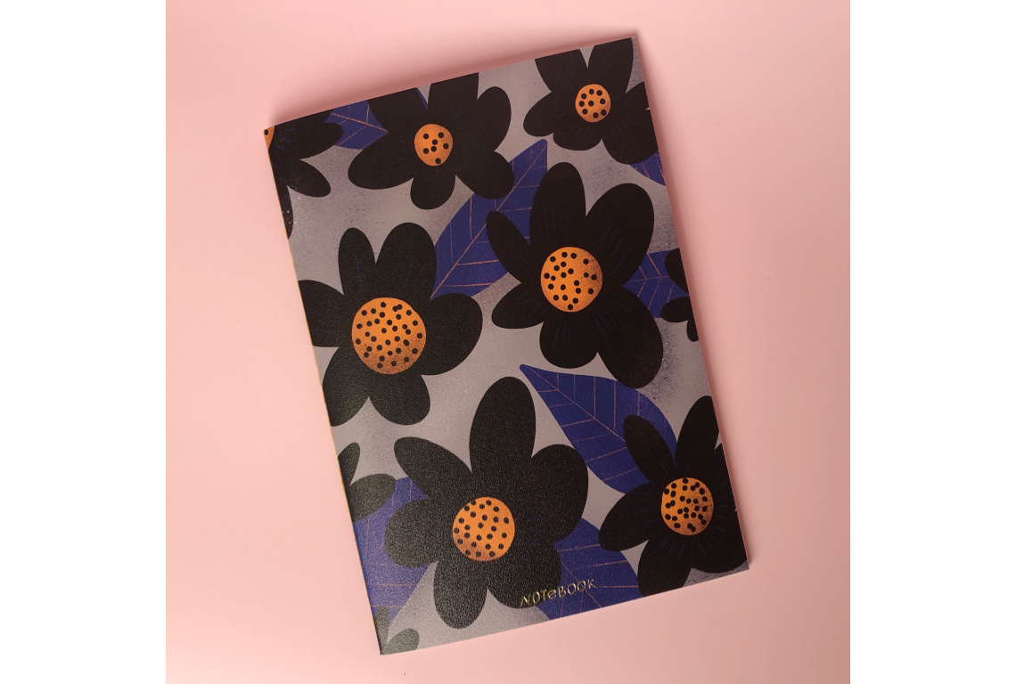 Тетрадь в клетку Black flowers А5 24 л 90 г слоновая кость, сшивка, ламинация Подписные издания ПИ-1100114