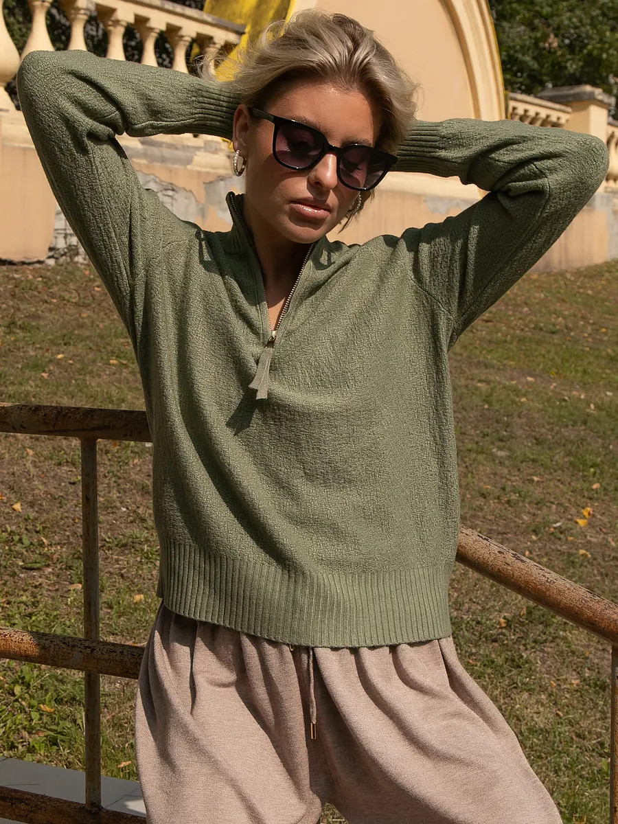 Джемпер LT COLLECTION с молнией оливковый