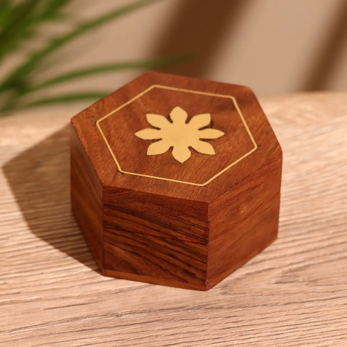 Шкатулка деревянная шестигранная 6.5×7.5×4 см золотисто-коричневая GroupPrice