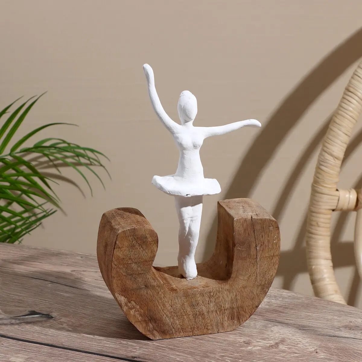 Фигурка балерины из полимерной смолы и мангового дерева 18×7×24 см белая GroupPrice
