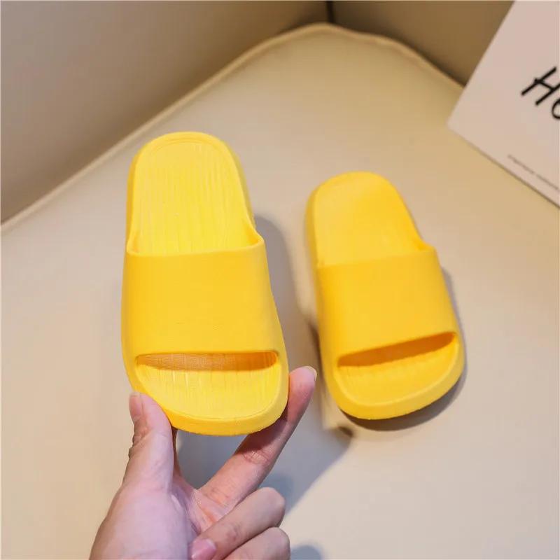 Pantuflas Милые детские тапочки Летние новые мультяшные домашние туфли для мальчиков Сандалии для ванной комнаты для девочек Тапочки Нескользящая детская обувь Шлепанцы 26-insole16cm жёлтый Walk in Vogue