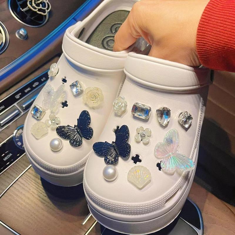Подвеска для обуви Crocs DIY Черная бабочка Алмазные цветы Украшения для обуви Пряжка для Croc Подвески Отверстия Обувь Аксессуары gray Croc Charm Shoe Accessory