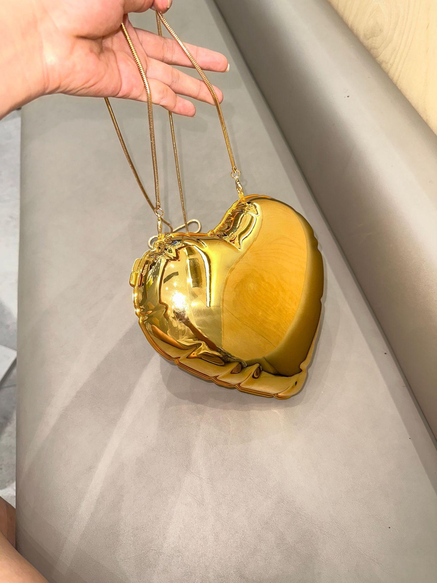 Нишевый дизайн Loving Girl High-End Feeling Sweet And Cool Babes Акриловая цепочка Crossbody Красный конверт для наушников Сумка золотой The Bags Family